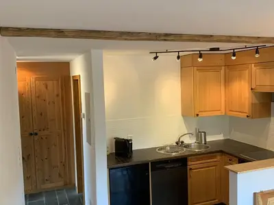 Offene Küche mit modernen Küchengeräten und Nesspresso Kaffee Maschine (Kapseln)