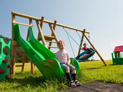Spielplatz am Hof - großes Inground Trampolin