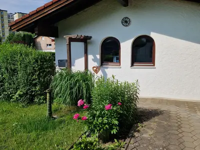 Terrasse und Blumenbeet