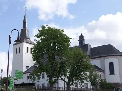 Ort allgemein. Schneifeldom, Pfarrkirche in Bleialf