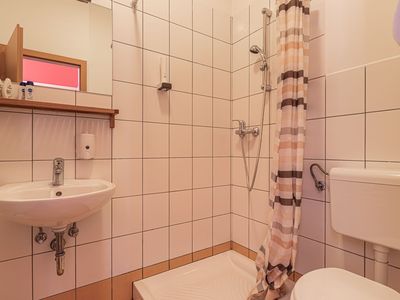 Badezimmer mit Dusche