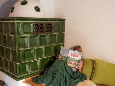 Bussjägerhof Bauernstube Wohnraum Kuschelecke am Kachelofen