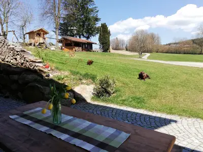 Ausblick zum Spielplatz von der Terrasse aus