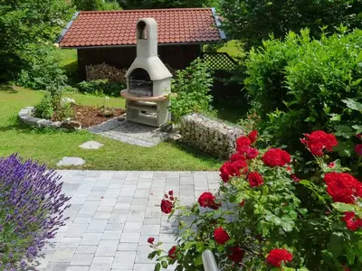 haus-der-5-kontinente-Gartenanlage Grill
