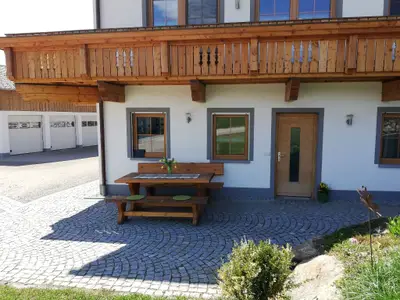 Wohnungseingang mit Terrasse