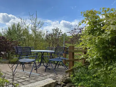 Sitzplatz im Garten_Buren-Hof_Amelith