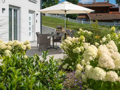 Terrasse mit Garten