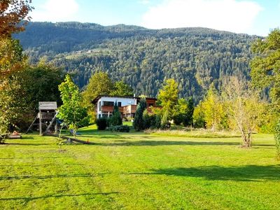 Garten mit Spielplatz