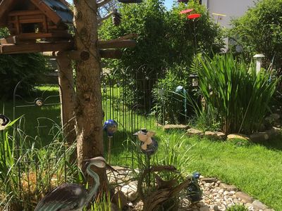 Garten mit Vogelhäuschen