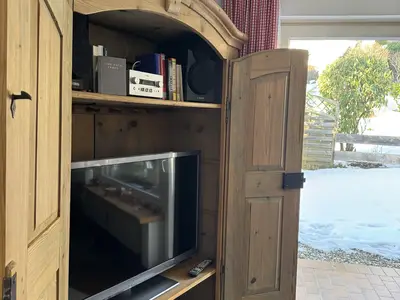 Schrank mit TV, Büchern und Spielen