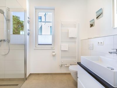 Badezimmer mit Dusche, Waschtisch und WC