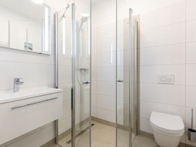 Badezimmer "1" mit Dusche, Waschtisch, Spiegel und WC