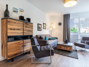 Wohn-/Essbereich mit Doppelschlafcouch, Couchtisch und Sessel