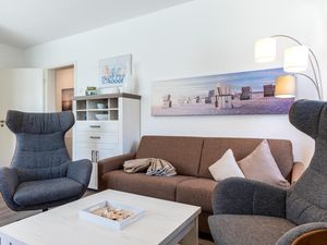 Wohn-/Essbereich mit Doppelschlafcouch und Sessel