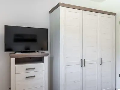 Schlafzimmer "2" mit Kleiderschrank und TV