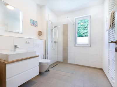 Badezimmer "1" mit Dusche, Waschtisch und Spiegel