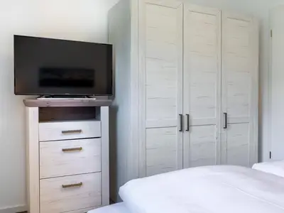 Schlafzimmer "2" mit Boxspringbett (1,80x2,00m), TV und Kleiderschrank