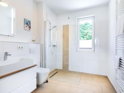 Badezimmer "1" mit Dusche, Waschtisch, Spiegel und WC