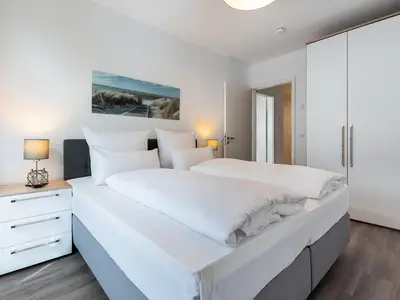 Schlafzimmer mit Boxspringbett, Nachtschränke und Kleiderschrank
