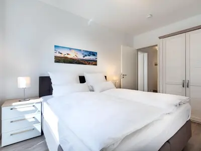 Schlafzimmer mit Boxspringbett und Kleiderschrank