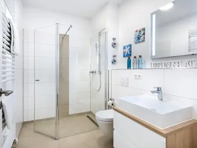 Badezimmer mit Dusche und Waschtisch