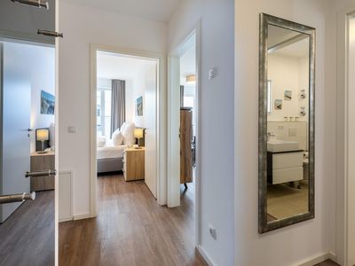 Wohnbereich mit Spiegel und Garderobe