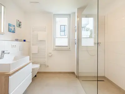 Badezimmer mit Dusche, Waschtisch und WC