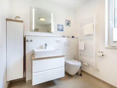 Badezimmer mit Waschtisch und WC