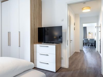 Schlafzimmer mit Kleiderschrank und Flatscreen-TV