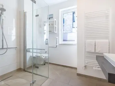 Badezimmer mit Dusche und Waschtisch