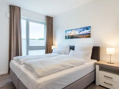 Schlafzimmer mit Boxspringbett (1,80 x 2,00 m)