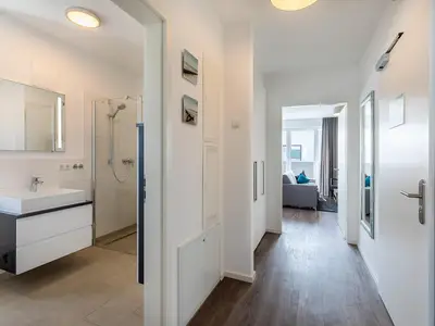 Wohnbereich mit Zugang zum Badezimmer