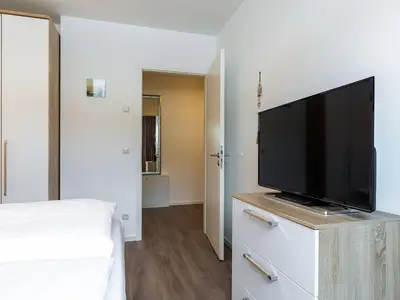 Schlafzimmer mit Boxspringbett und TV