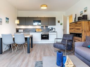 Wohn-/Essbereich mit Doppelschlafcouch, Esstisch, Sitzgelegenheiten und Küchenzeile