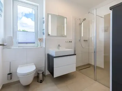 Badezimmer mit Dusche, Waschtisch und WC