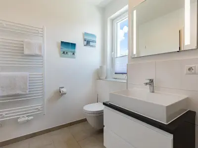Badezimmer mit Waschtisch und Spiegel