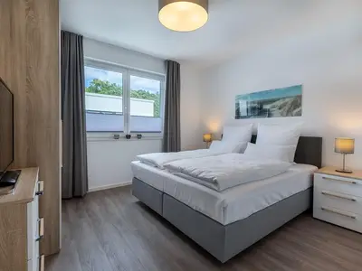 Schlafzimmer mit Boxspringbett (1,80 x 2,00 m)