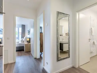 Flur mit Blick zum Schlaf-/und Badezimmer