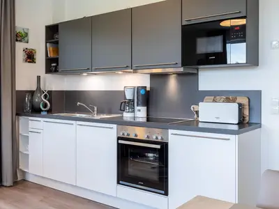 Küchenzeile mit Backofen, Geschirrspüler und Mikrowelle
