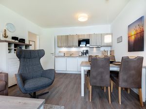 Wohn-/Essbereich mit Küchenzeile und Sitzgelegenheiten