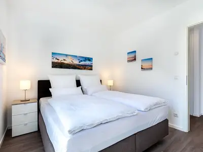 Schlafzimmer mit Boxspringbett (1,80 x 2,00 m)