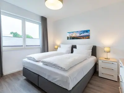 Schlafzimmer "2" mit  Boxspringbett (1,80x2,00m)