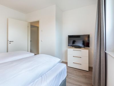 Schlafzimmer "2" mit  Boxspringbett (1,80x2,00m) und TV