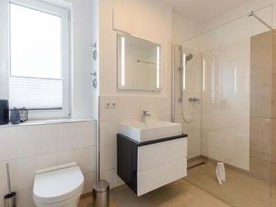Badezimmer "2" mit Dusche, Waschtisch, Spiegel und WC
