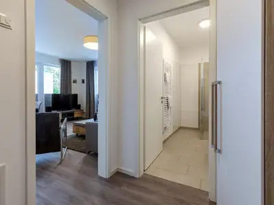 Flur mit Zugang zum Wohnbereich und Badezimmer