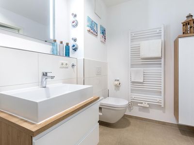 Badezimmer mit Waschtisch und WC