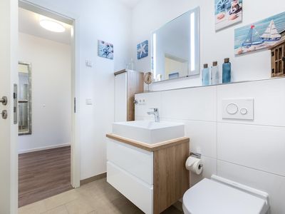 Badezimmer mit Zugang zum Flur