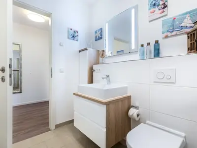 Badezimmer mit Zugang zum Flur