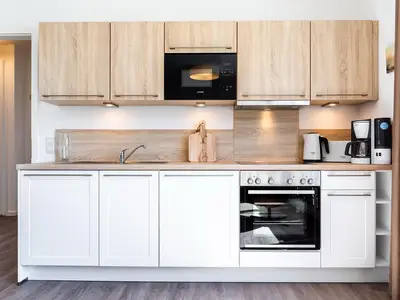 Offene Küche mit Backofen, Geschirrspüler und Mikrowelle