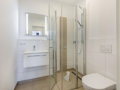 Badezimmer "1" mit Dusche, Waschtisch, Spiegel und WC